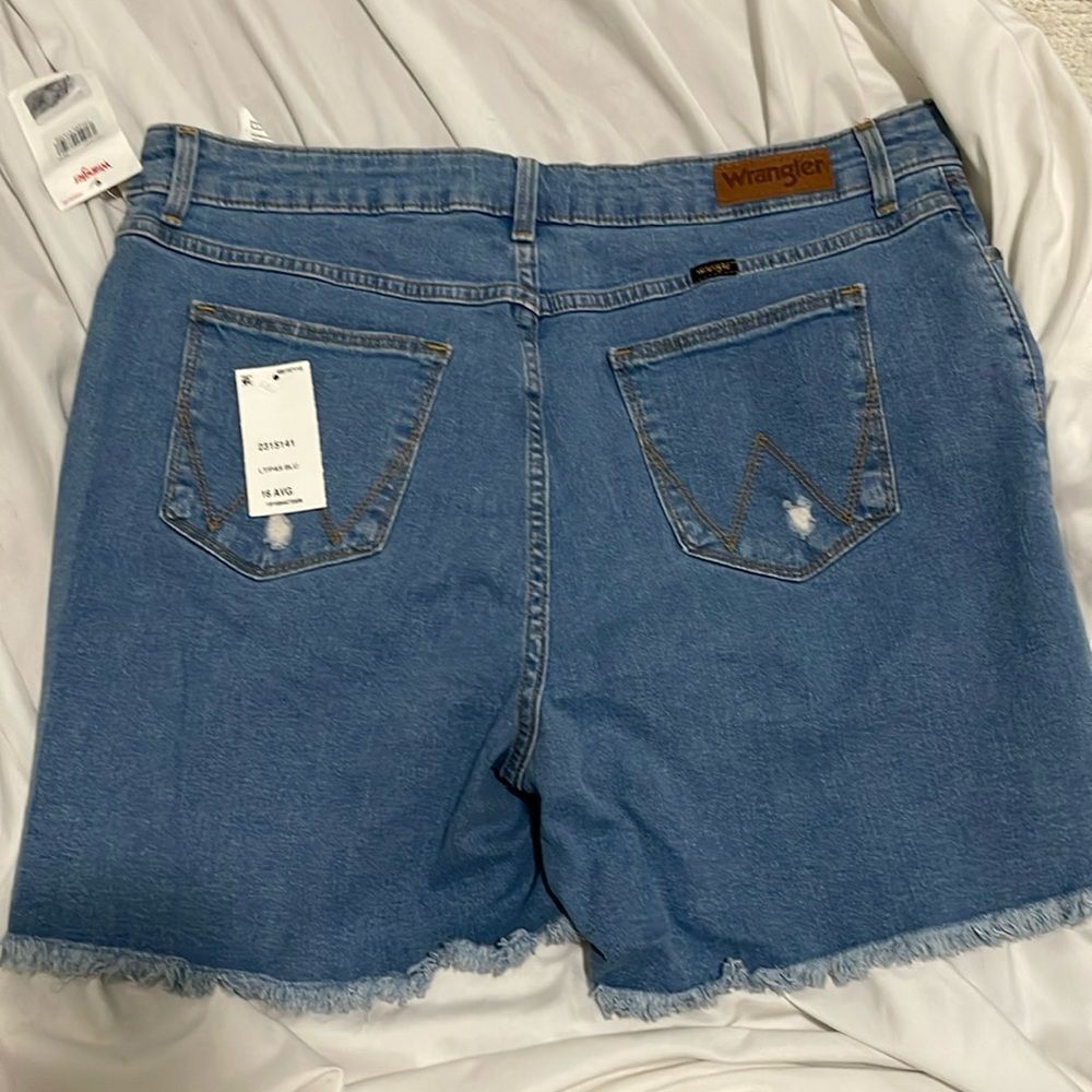 NWT- Wrangler- 33/16. Relaxed Fit - Picture 2 of 9